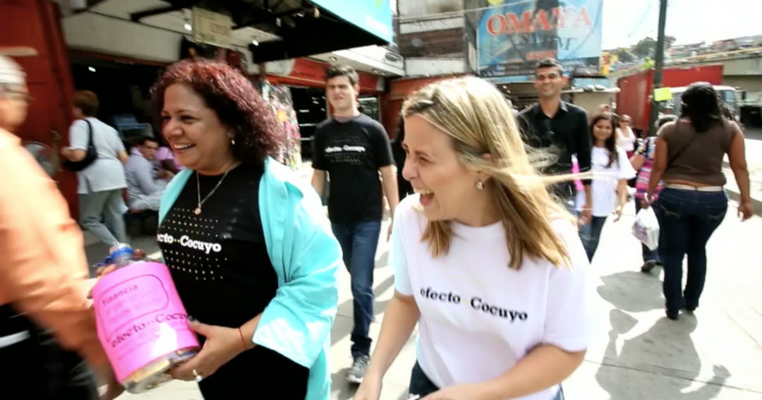 Luz Mely Reyes y Laura Weffer.