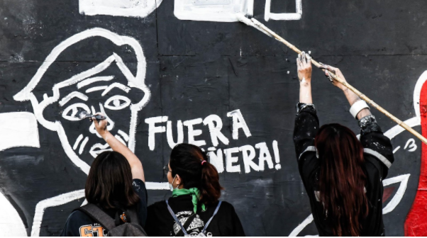 Mural pintado a las afueras del GAM (FOTO: Sofía Concha)