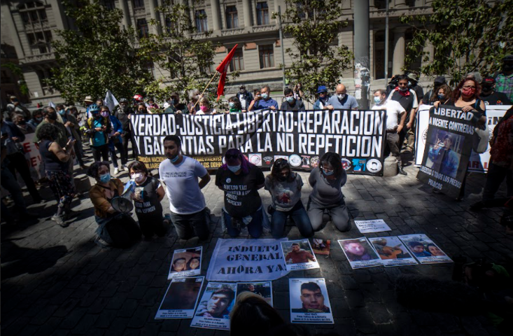 Familiares de presos y presas de la revuelta protestando frente al Palacio de Tribunales a favor de un indulto general, a dos años del estallido social. (FOTO: Luciano Candia)