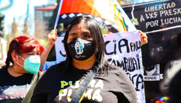 Fabiola Campillai tras emerger del metro Baquedano (FOTO: Sofía Concha)