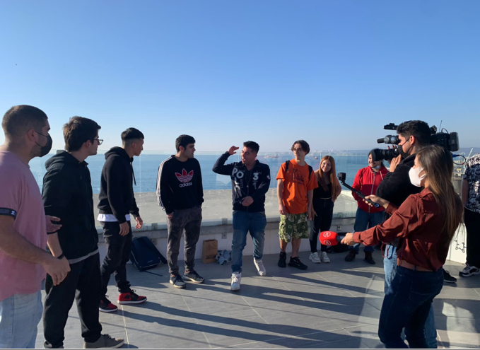 Alumnos participando en el "Taller de Rap y Freestyle", en la azotea de la Facultad de Ingeniería de la PUCV.