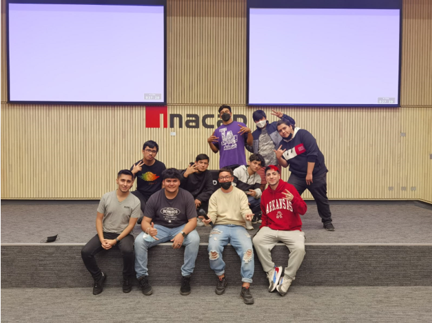 Martín García (Acertijo) y Daniel Horta junto a sus alumnos en el taller que imparten en Inacap La Granja.
