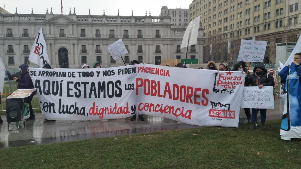 Comité de allegados de La Granja se manifiesta frente a La Moneda por llevar más de una década en espera de una solución habitacional (FOTO: elciudadano.com).