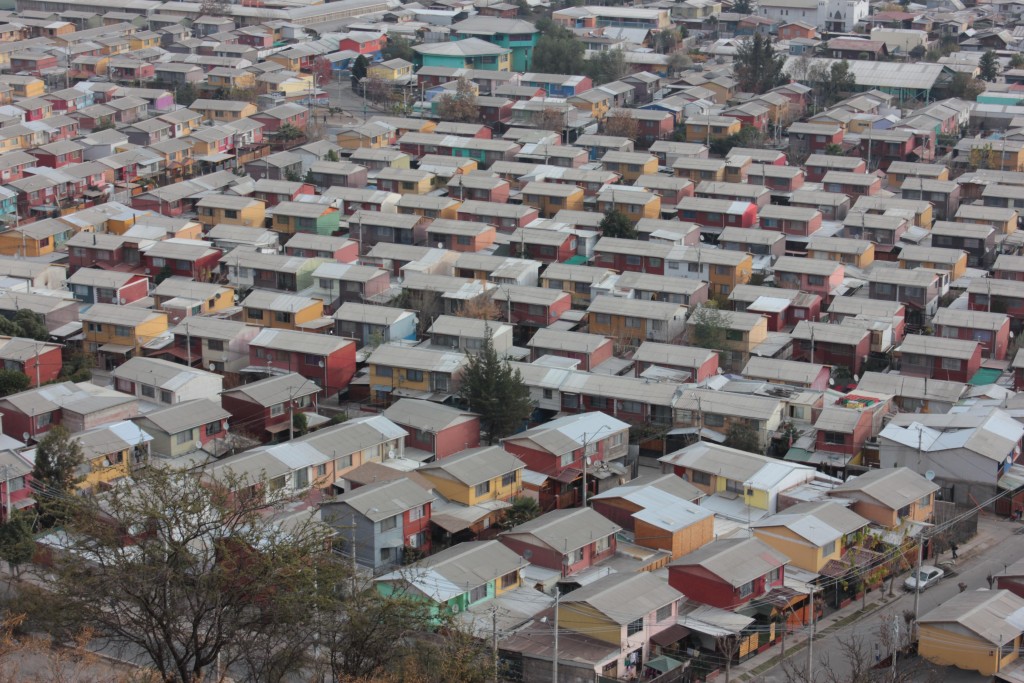 Un 3% de los hogares en Chile contaba en 2020 con “allegamiento externo”, es decir, más de una vivienda en un mismo domicilio, y un 19,2% con “allegamiento interno”, que corresponde a la existencia de más de un núcleo familiar dentro del mismo inmueble. (FOTO: uchile.cl)