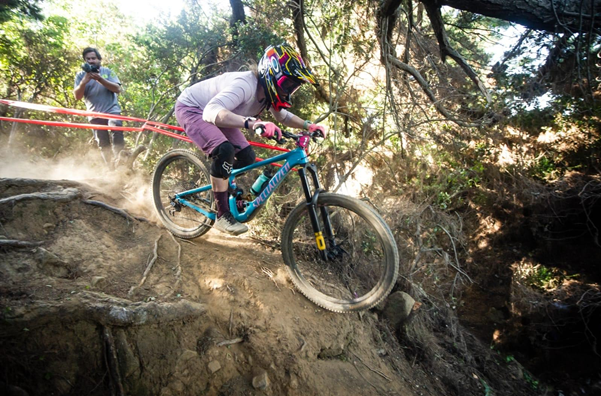 Antonia Saelzer, haciendo Mountain bike enduro.