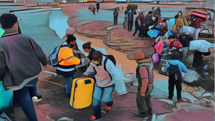 Migrantes cruzando la frontera por Colchane, en la Región de Tarapacá, febrero de 2022. (FOTO: ilustración generada por IA a partir de fotografía gentileza de Rodrigo Martínez, encargado prensa del alcalde de Colchane)