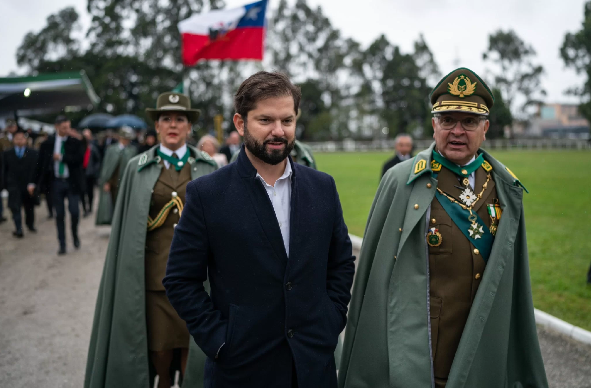 Presidente Gabriel Boric junto al general director de Carabineros, Ricardo Yáñez, durante el 96ª aniversario de la institución.