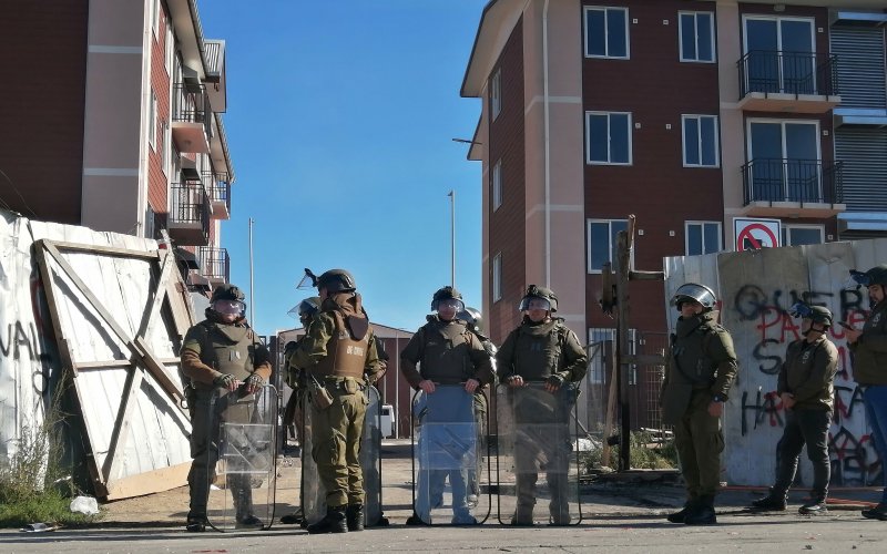 Carabineros restringiendo la zona del incidente en departamentos sociales.