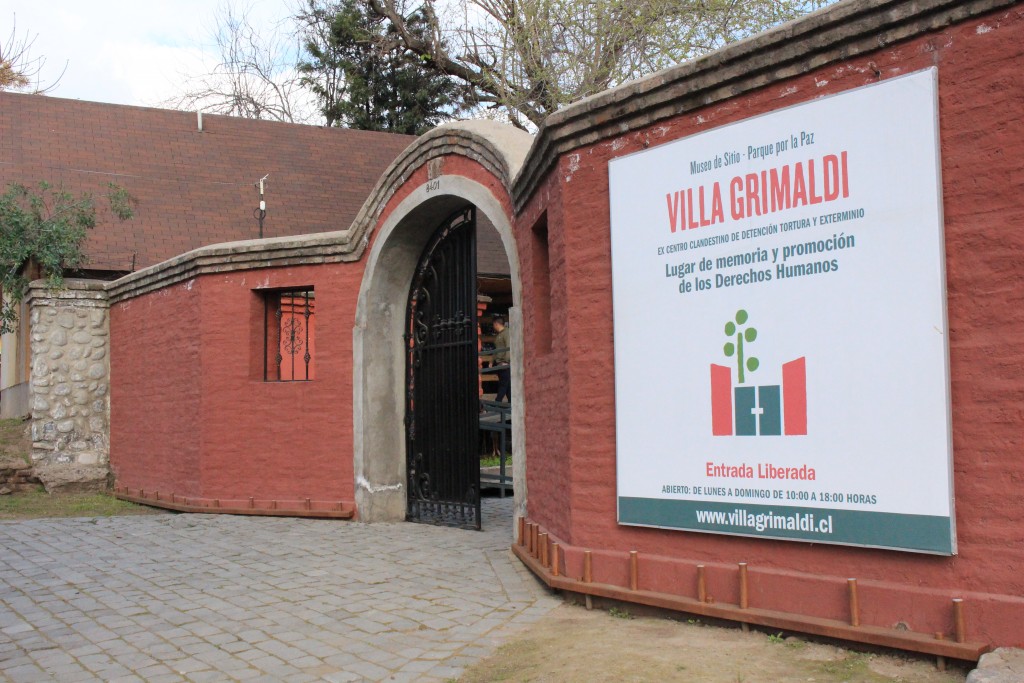 Entrada principal al Parque por la Paz Villa Grimaldi, por Av. José Arrieta. (FOTO: Martina Suazo)