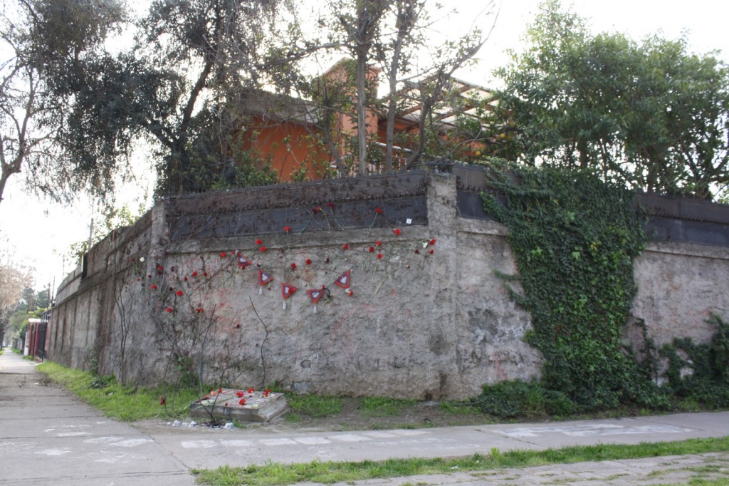 Vista de la propiedad desde la intersección de la calle Los Plátanos con Calle Irán, en la comuna de Macul. (FOTO: Matías Becerra)