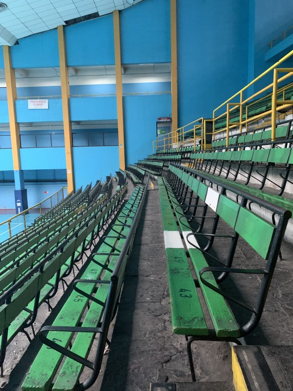 Banca blanca, donde los militares encontraron sentado al cantante Víctor Jara. (FOTO: Martina Suazo)