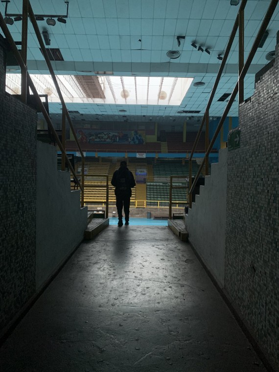 Pasillos oscuros al interior del establecimiento, por donde eran ordenados en fila los prisioneros. (FOTO: Martina Suazo)