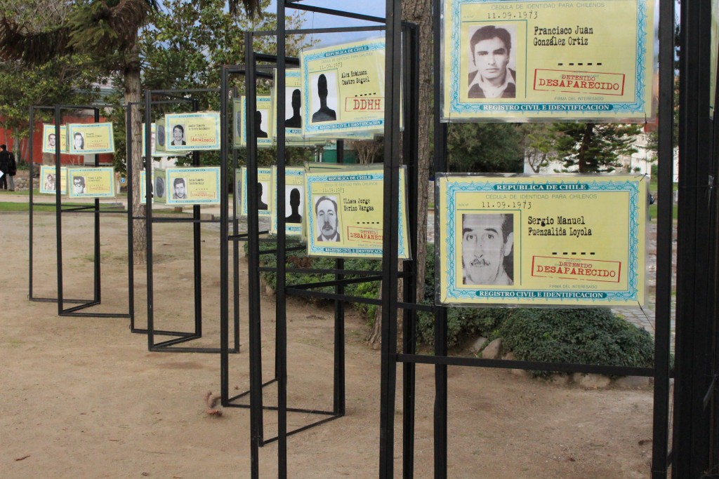 Homenaje a personas que estuvieron presas en Villa Grimaldi.