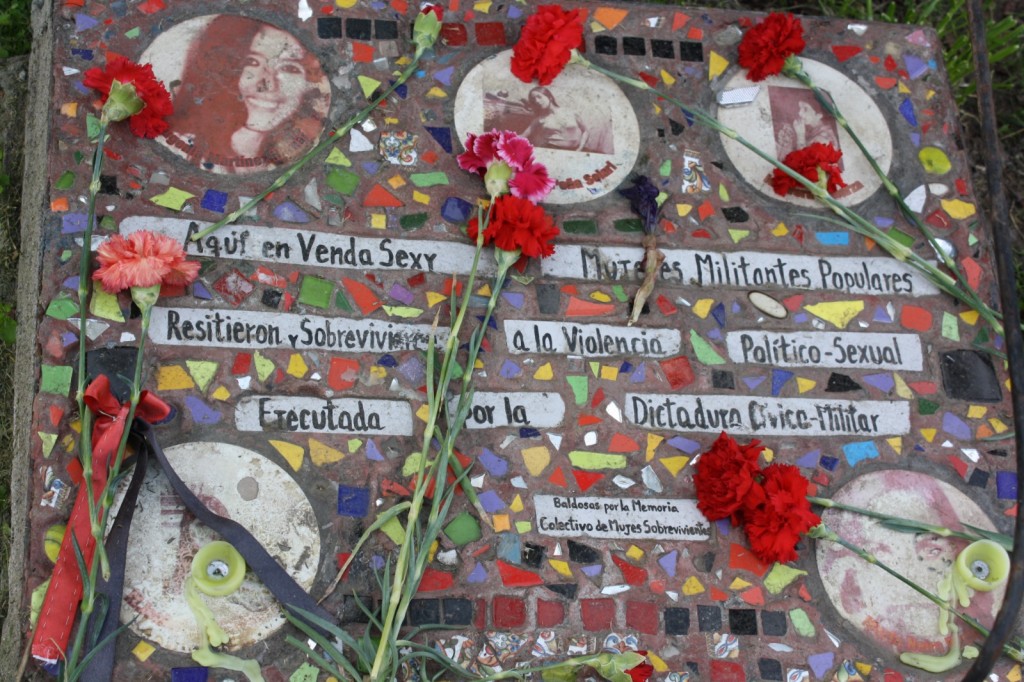 Memorial elaborado con cerámicas por el Colectivo de Mujeres Sobrevivientes. (FOTO: Matías Becerra)