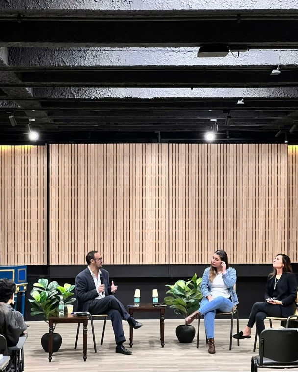Con el conversatorio "¿Es el fin de los medios?", se dio inicio a la Semana del Mejor Periodismo en la UAH. De izq. a dcha: Juan Pablo Figueroa, director de carrera Periodismo UAH; Josefa Silva, periodista y directora de El Ciudadano; y Paulina De Allende-Salazar, periodista de investigación.