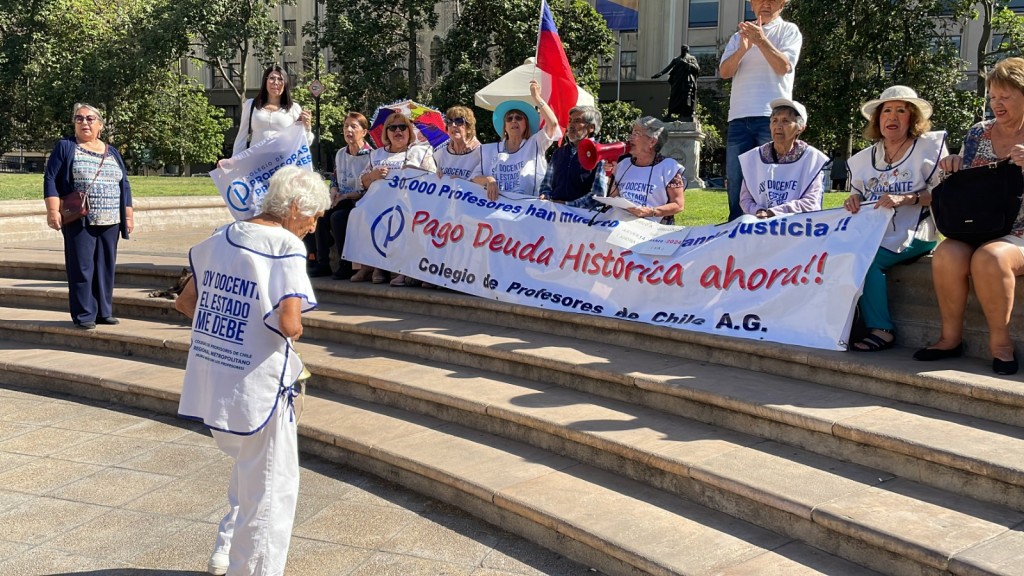 Grupo de docentes jubiladas que todos los jueves se reúne para manifestarse frente a La Moneda, en la Plaza de la Constitución, en demanda a una solución a la deuda histórica. (FOTO: Colegio de Profesores y Profesoras)