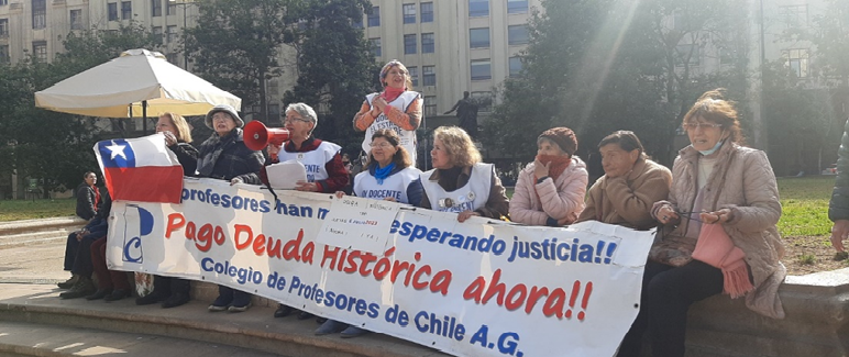 Docentes jubiladas se manifiestan frente a La Moneda (FOTO: José Venegas)