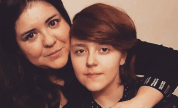 Marcela Guevara junto a su hijo José Matías De la Fuente.