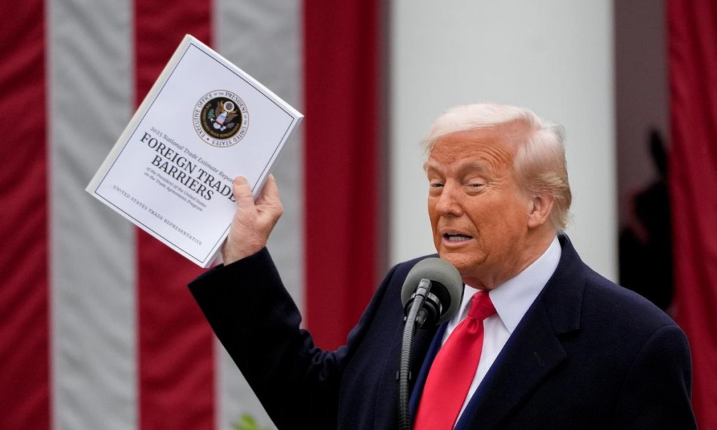 Presidente de EE.UU., Donald Trump, en acto de lanzamiento de aranceles a más de 180 países.