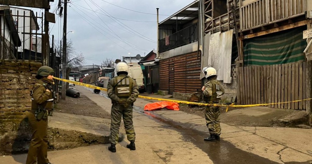 Carabineros atiende a un homicidio ocurrido en la vía pública.