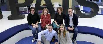 El equipo que hizo posible el interactivo del 8M de El País__LAB. De izquierda a derecha, Nelly Natalí (maquetación), Ana Fernández (diseño), Patricia Gosálvez (redacción), Jacinto Corral (desarrollo). Abajo, Fernando Hernández (diseño) y Laura Díaz (vídeo)