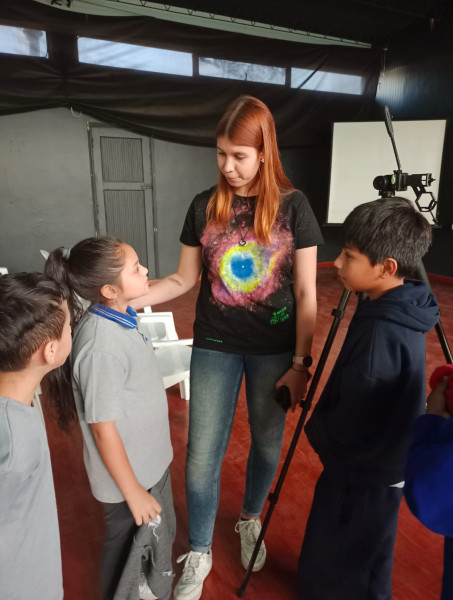 Andrea en uno de sus talleres en el cerro Calán